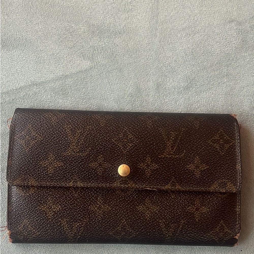 Louis Vuitton Brown Leather Wallet Classic Fold-Over Design